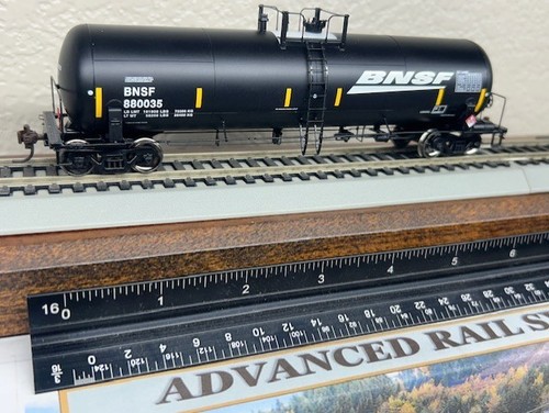 BNSF WEDGE - COCHE TANQUE 20900 GALONES - RTC 50 ft DETALLADO METAL GRABADO ESCALA HO NUEVO | Zustand: New