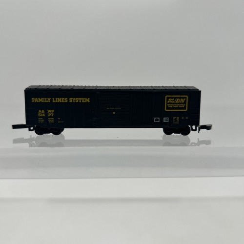 Micro Trains Z Gauge 14202 Family Lines System Rib Side Box Car Marklin Coupler - Picture 7 of 10