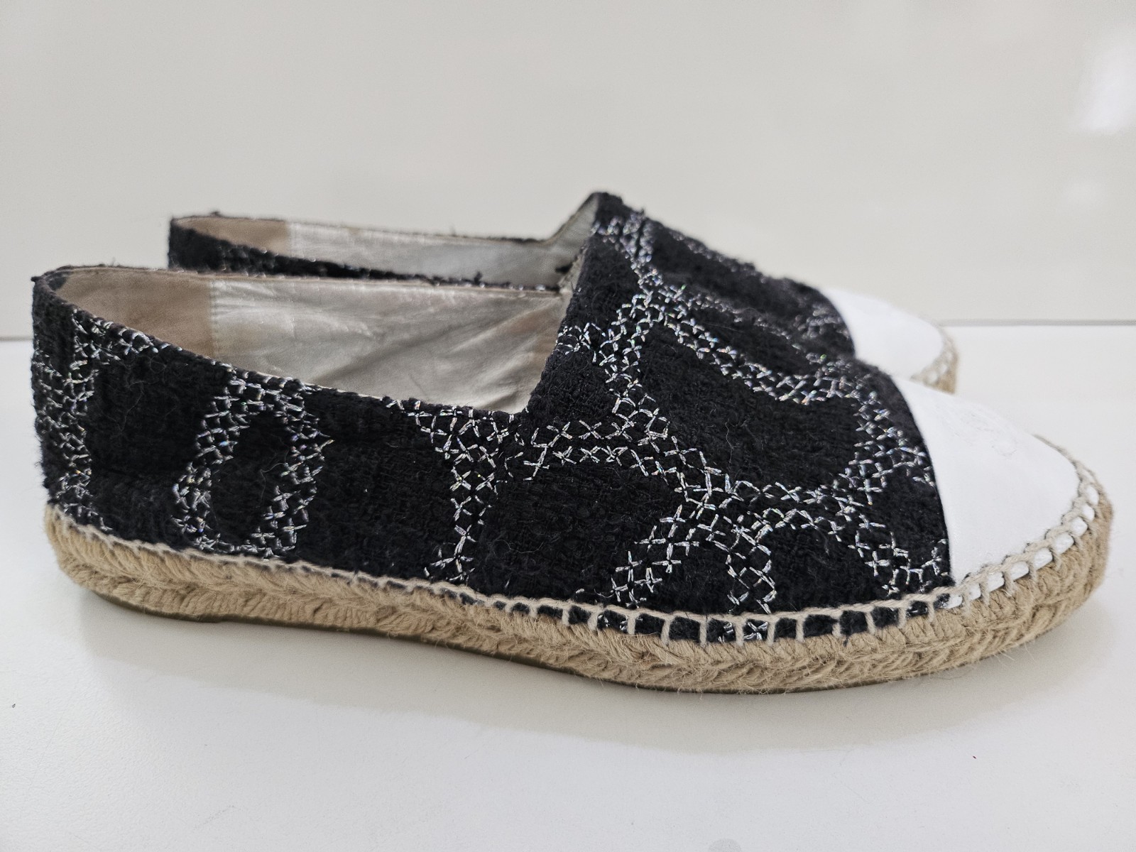CHANEL ESPADRILLES Black & White Tweed & Leather 39 Authentic Rare CC Logo Flats image 6