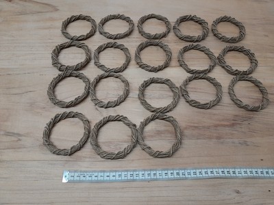 18 handgefertigte Kränze, Bindfaden 