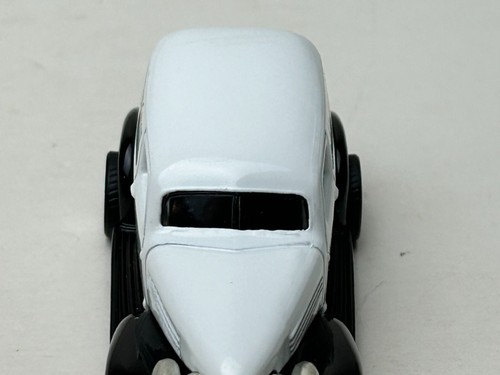 Matchbox AD-Ventures 1939 Chevrolet Panel Truck, Apple House Donuts - Picture 8 of 12