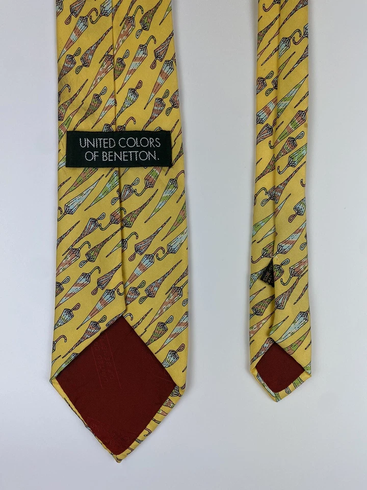 Corbata United Colors Of Benetton 100% seda hecha en Italia 58" L x 3,5" con paraguas Foto 4 de 4