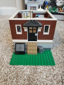LEGO Creator Expert Pet Shop 10218 With Instructions and Box