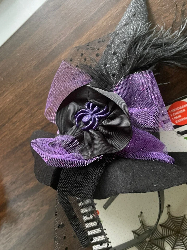 Mini diadema negra para sombrero de bruja con velo adjunto con plumas con pendiente de tela de araña Foto 2 de 3