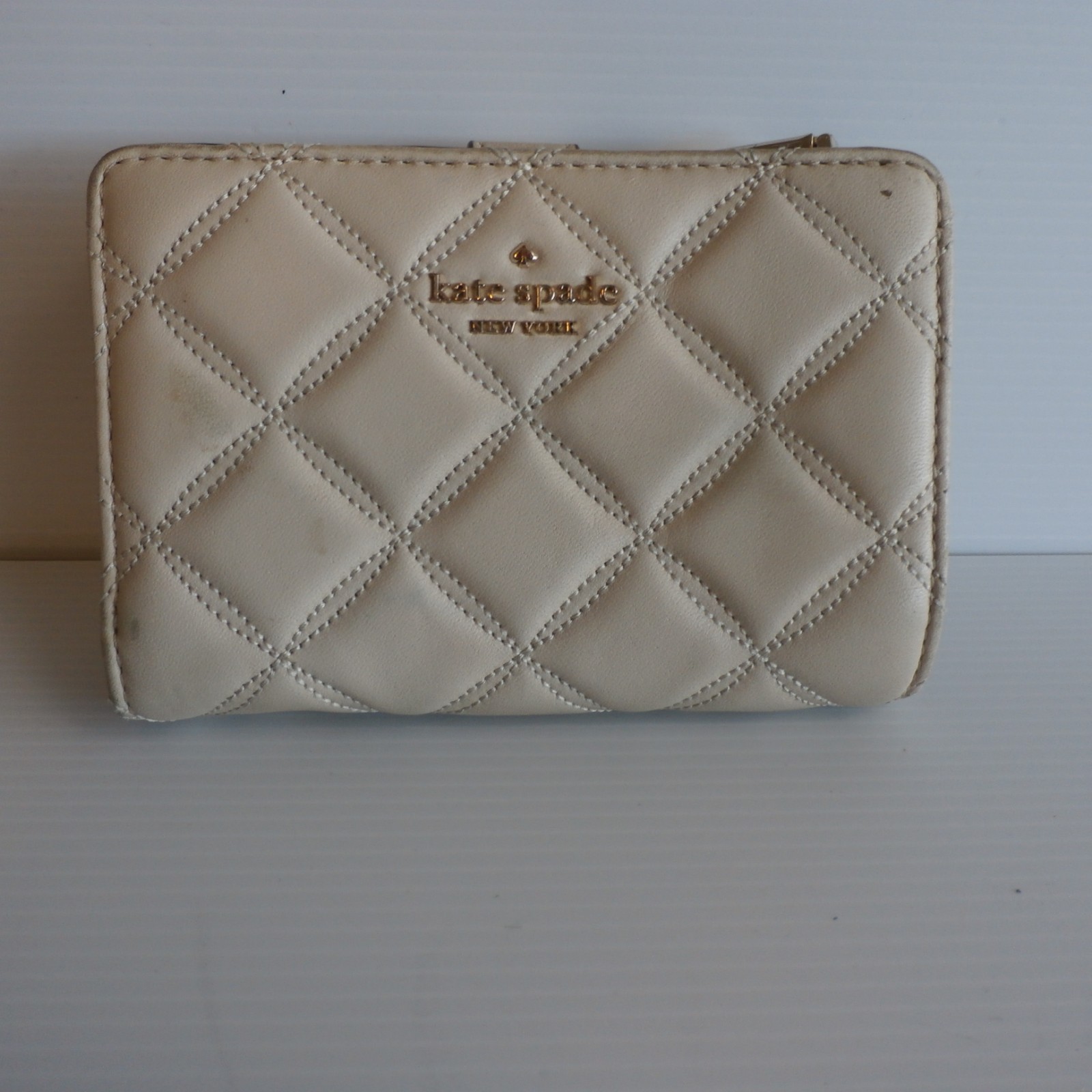Kate Spade Carey medium wallet quilted beige leather bi-fold snap lock & zipper