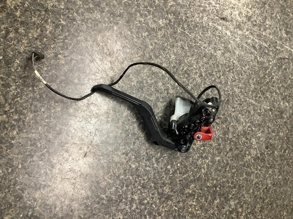 18 Polaris AXYS XRC Switchback 800 cilindro maestro de freno delantero 8C Foto 2 de 3