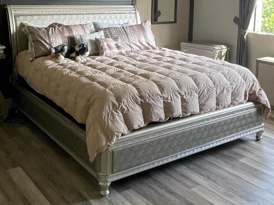 KING BED SET OF 3. PRICE IS NEGOTIABLE - Image 3 of 4