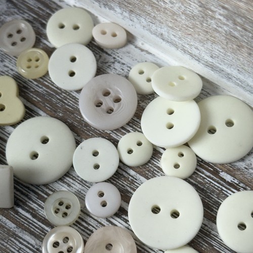 Vintage Unbranded Buttons 29 Counts Mixed Lot, Sizes For Crafting & Sewing CREAM - Picture 9 of 9