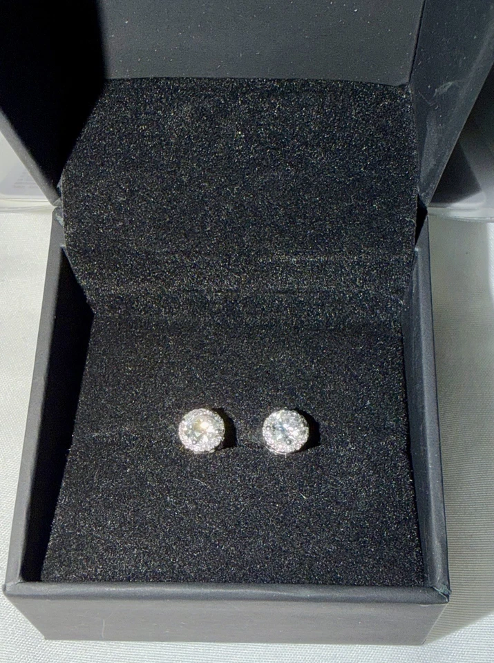 1-1/5 CT. T.W. Aretes de diamantes cultivados en laboratorio certificados de oro blanco de 10 quilates (F/VS2) Foto 4 de 4