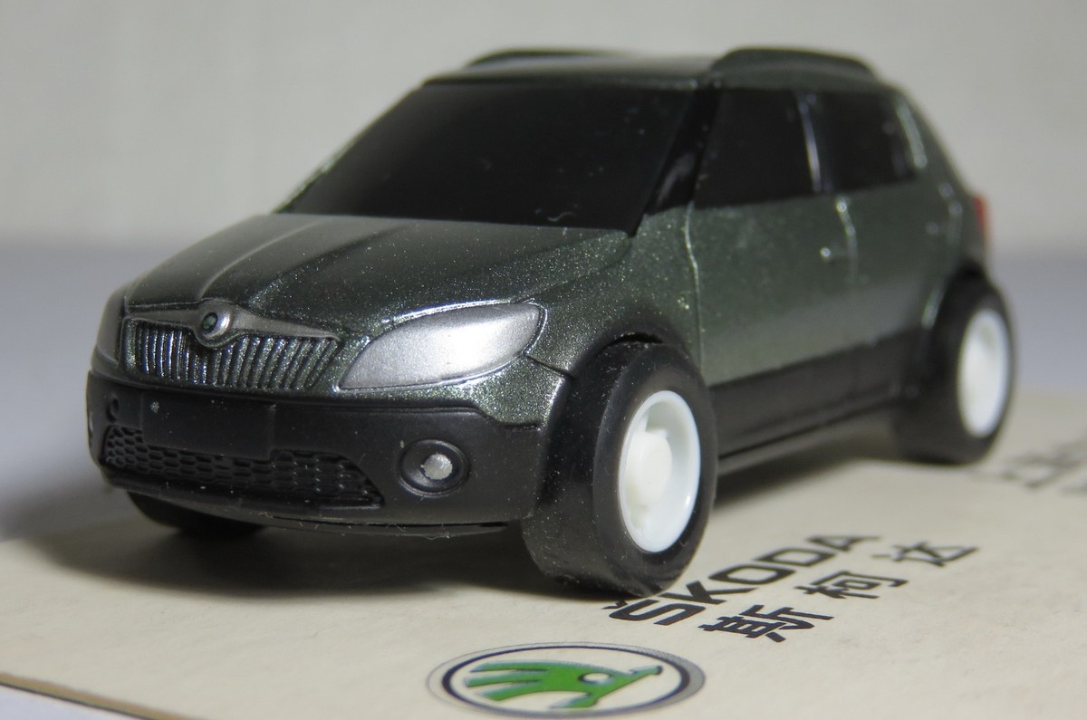 Škoda Fabia ② ミニカーセット 1/72 Skoda Fabia plastic toy model with a pull-back mechanism is a