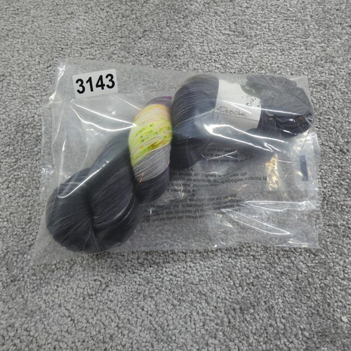 Igelfasern Sockengarn Orakel schwarz rosa gesprenkelt Merino Nylon Hank Fingerling - Bild 9 von 9