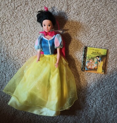 Snow White doll with transforming gown changing to village dress vtg 1992 Disney