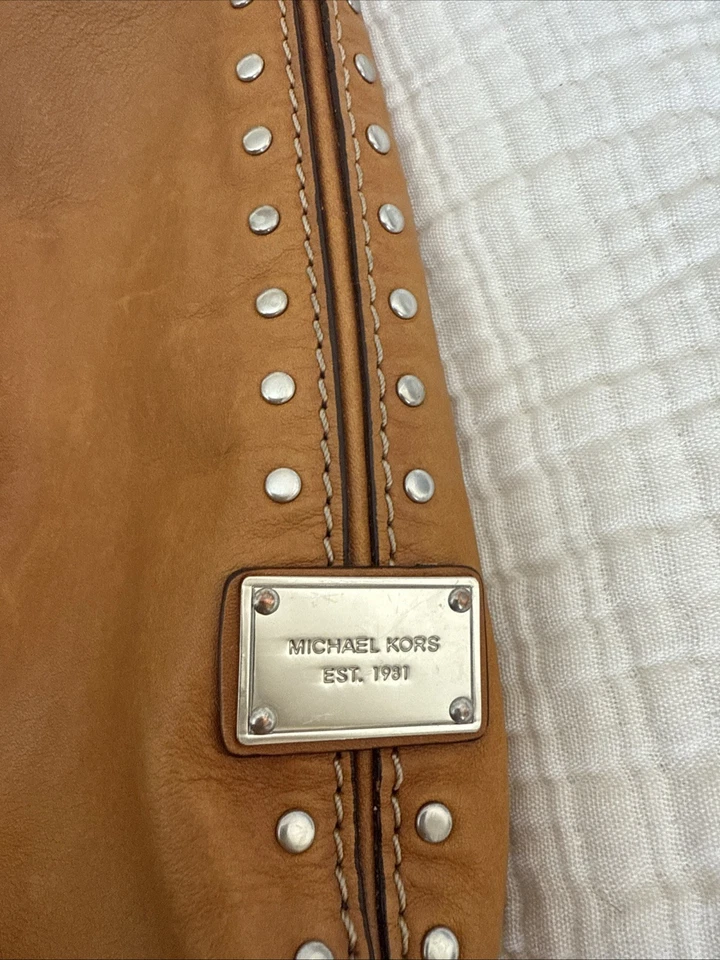Bolso de Mano Michael Kors Astor Hobo Cuero Marrón Caramelo Tachonado Bolso de Hombro LIMPIO Foto 3 de 4