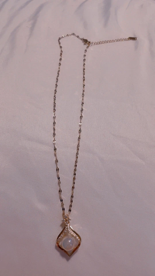 Collar medallón de acero inoxidable chapado en oro de 18k con dije de perlas colgante para mujer Foto 2 de 4