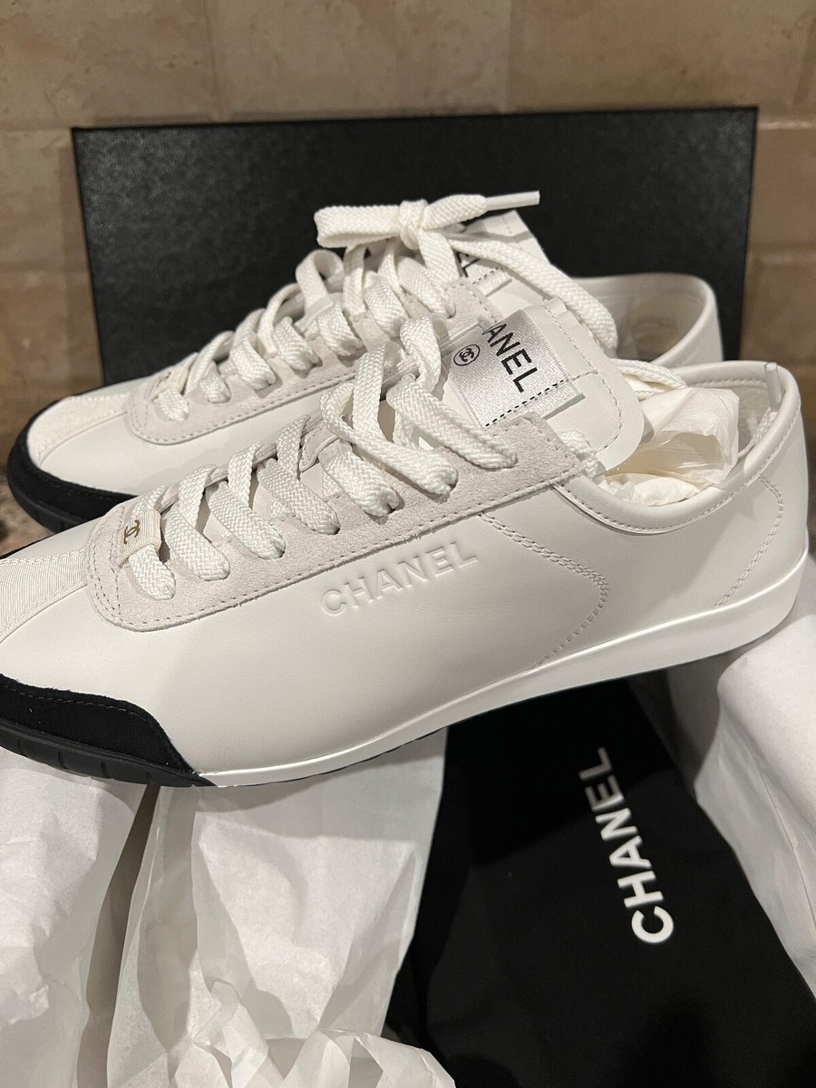Chanel 2024S NEW TAGS WHITE BLACK CHANEL CC LOGO SNEAKERS Chanel 2024S NEW TAGS WHITE BLACK CHANEL CC LOGO SNEAKERS