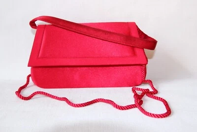 Pochette de cérémonie rouge tissu style satin. Bandoulière ou main. - Photo 1/4