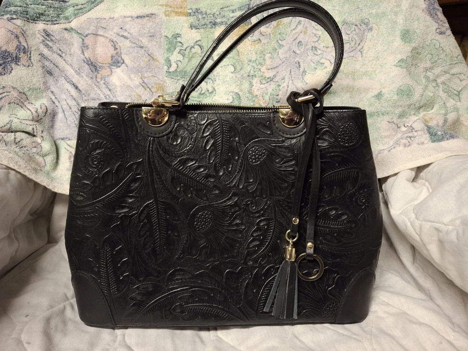 Excelente Bolso de Mano Italiano de Cuero Genuino en Pelle Negro Floral en Relieve Foto 2 de 4