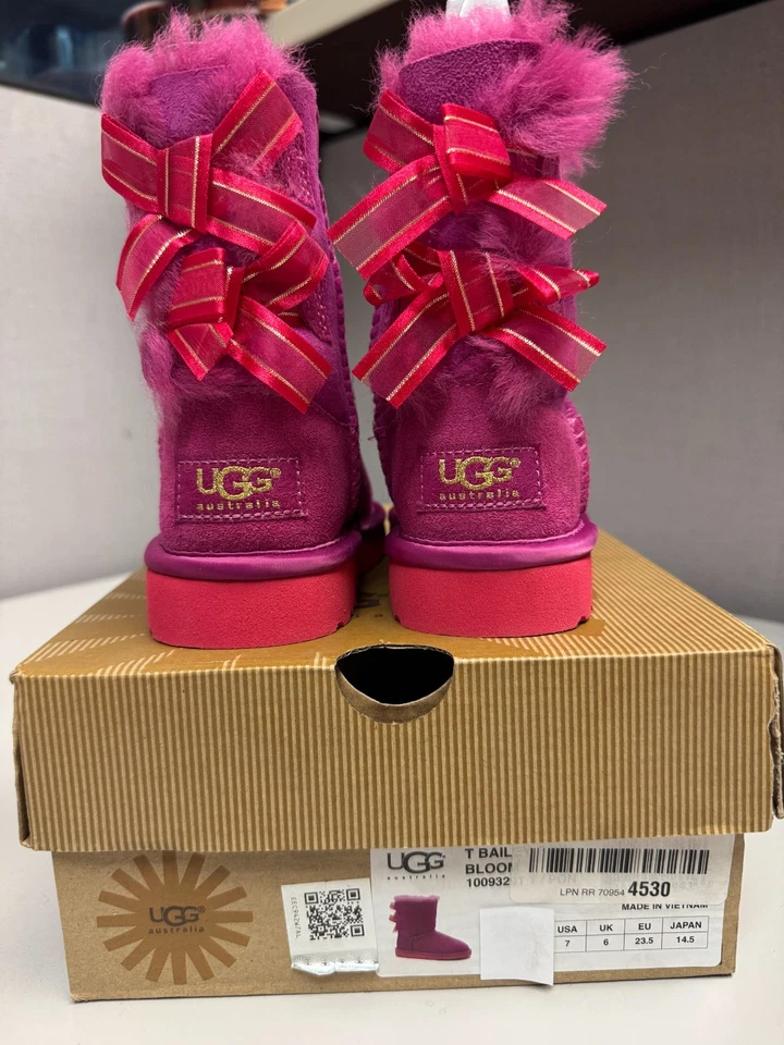 Botín UGG Clásico Bailey Bow Bloom Rosa Nuevo Foto 3 de 4