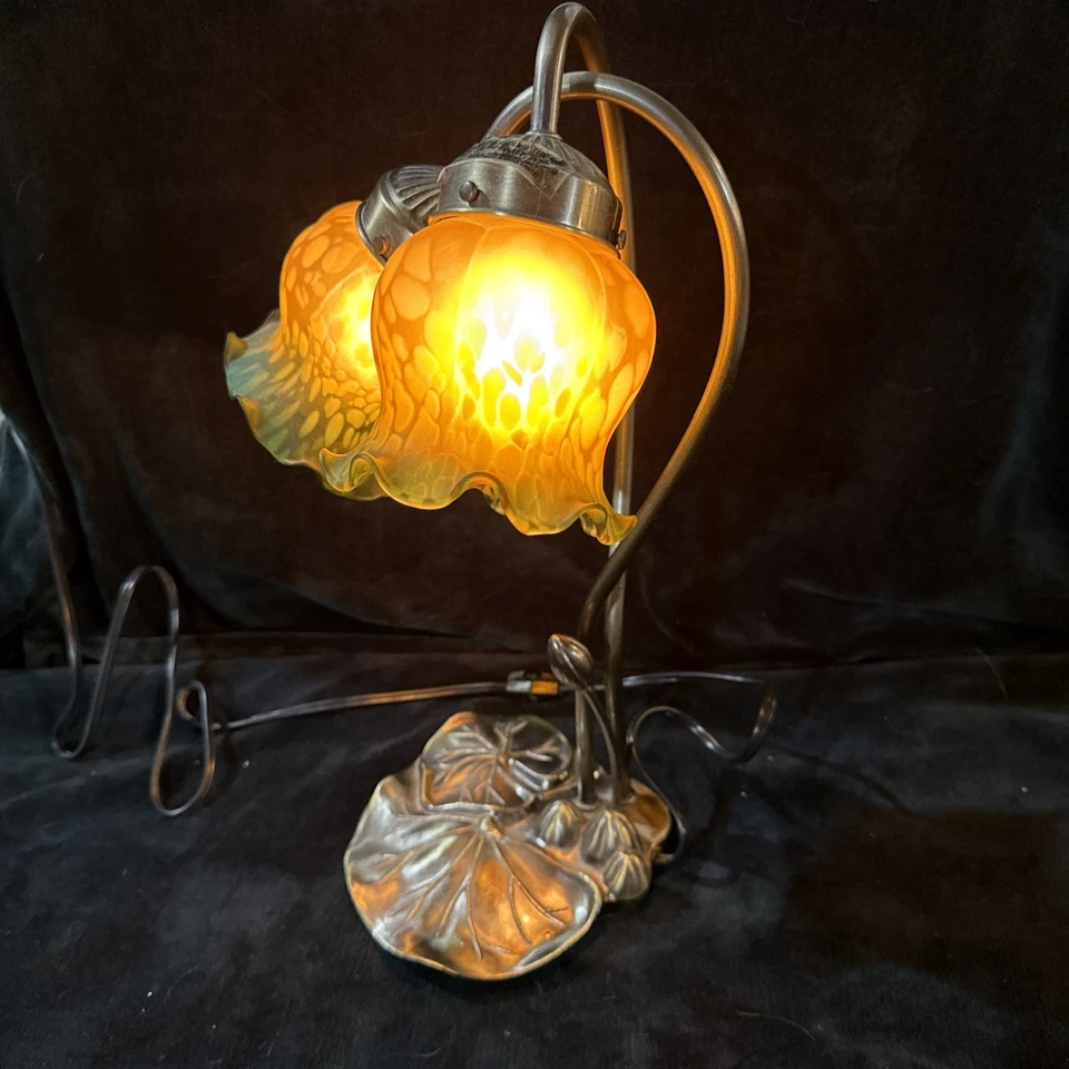 Abajur de mesa vintage estilo Tiffany bronze lírio almofada com tons de verde e âmbar - Imagem 3 de 4