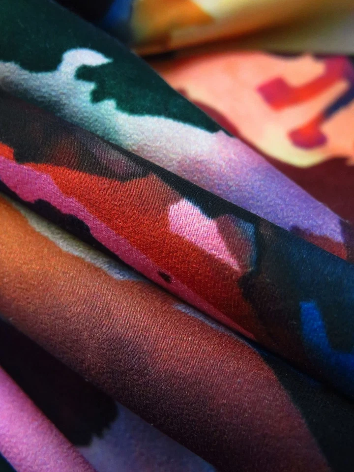 Blusa de tela de crepé satinado peso abstracto floral por yarda Foto 2 de 3