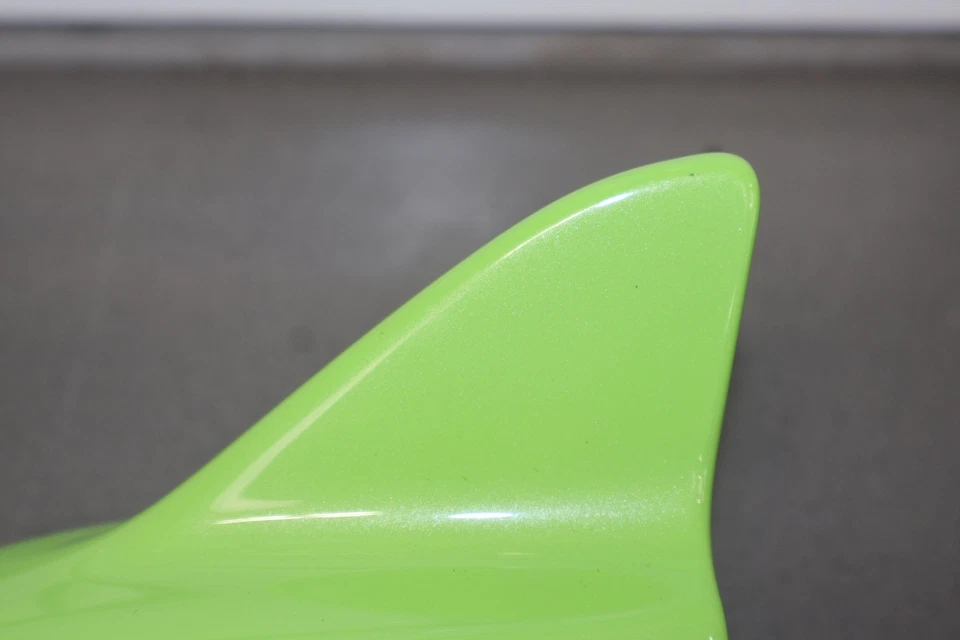 Antena de aleta de tiburón montada en techo Dodge Challenger 15-22 (Sublime Pearlcoat PFB) Foto 3 de 4