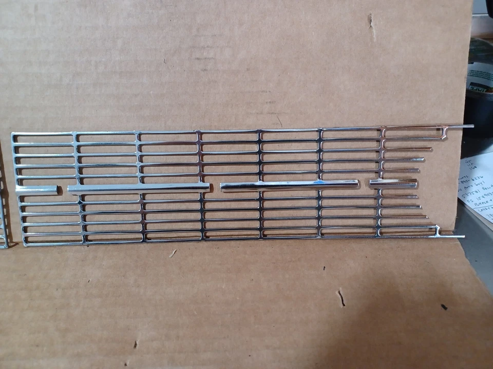 Parrillas laterales delanteras Studebaker Gran Turismo Hawk 1963 parte # 1352998 GT Hawk Foto 3 de 4