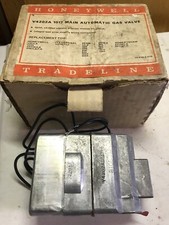 Honeywell - V4202A1017 - Main Auto. Gas Valve 120V, 50/60 330,000 BTU 1/2" - NOS