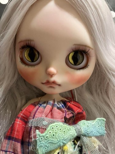 Custom Blythe ICY Doll OOAK Handmade Pastel Makeup, Changed Eyes, Sleepy Eyes - Picture 8 of 13