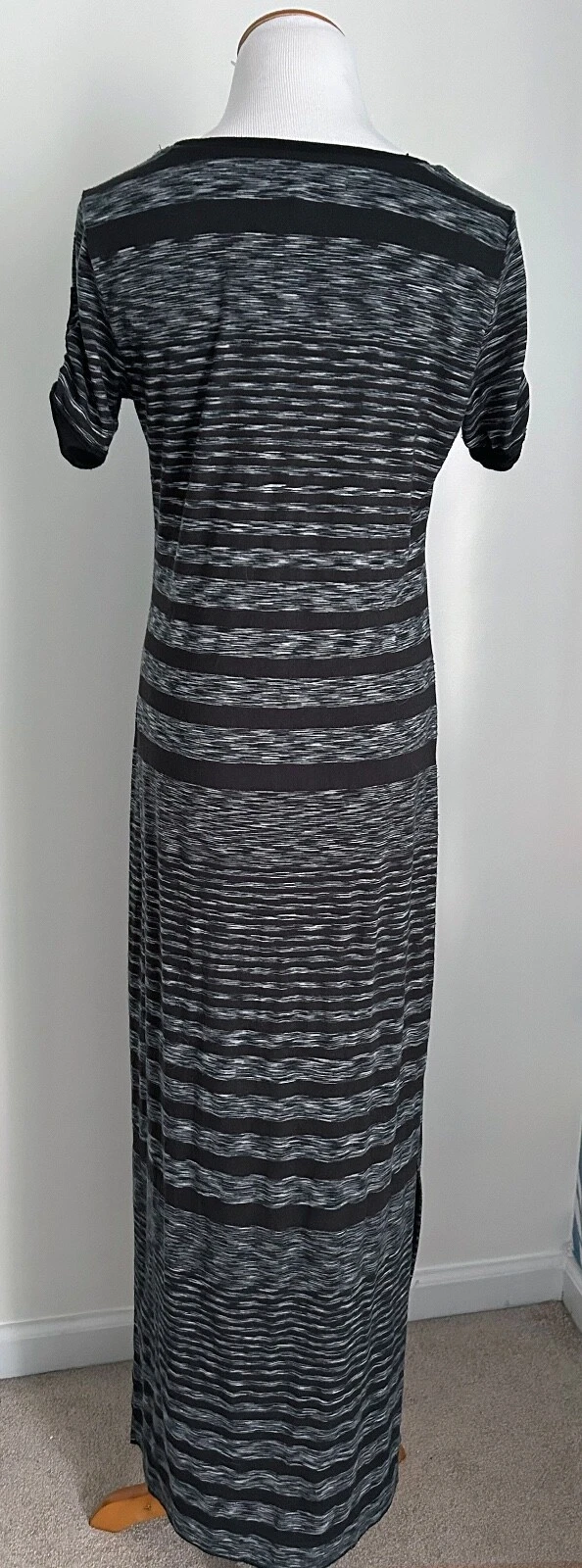 Maxi abito Michael Kors nero e grigio a righe con spacchi manica corta piccolo
