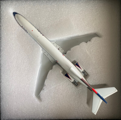 GEMINI JETS 1:200 scale DELTA AIRLINES B727-200 CLASSIC LIVERY