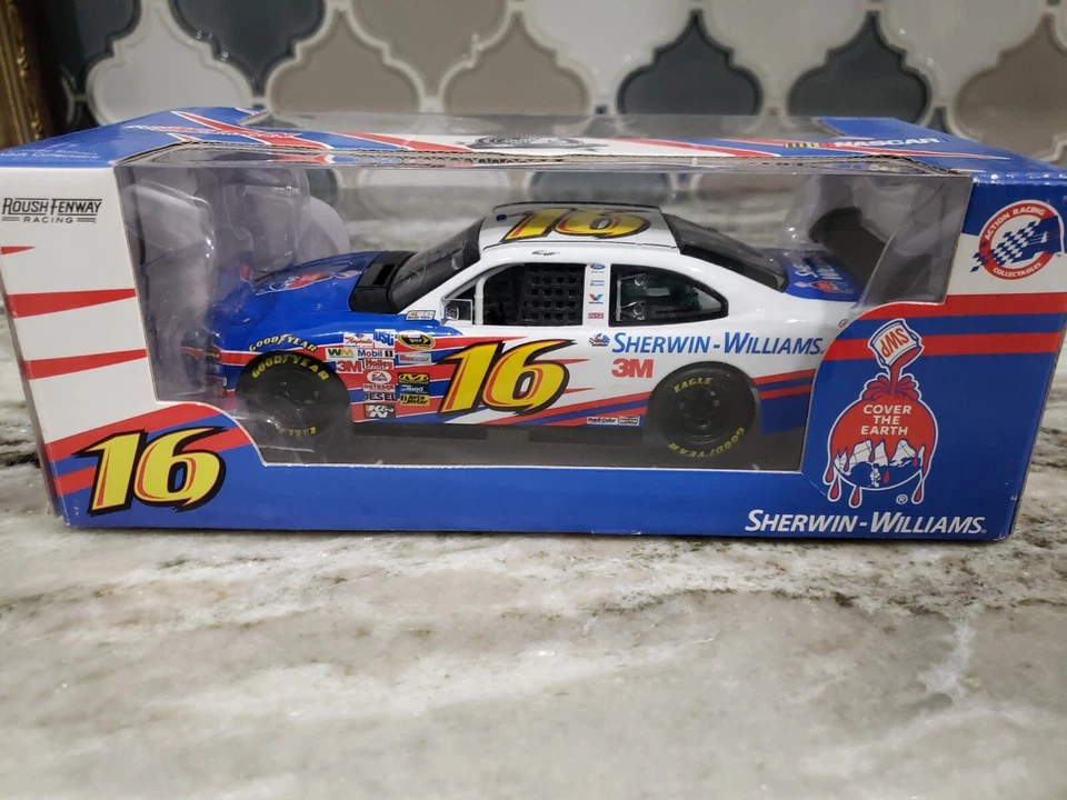 Carro Action Nascar 1:24 Greg Biffle #16 Sherwin Williams 2010 Fusion autografado - Imagem 2 de 4