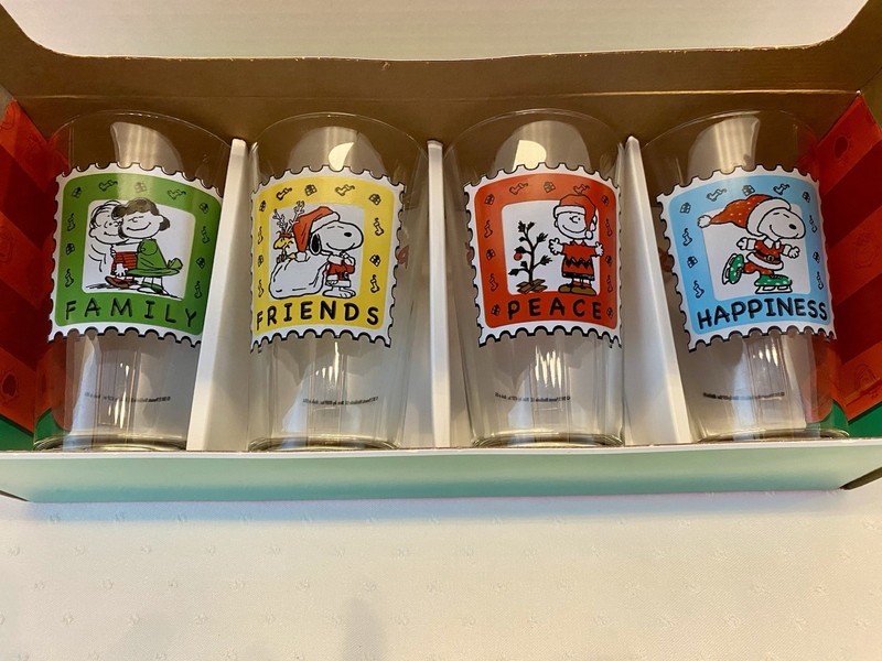 Snoopy Peanuts Set Of Four Pint Glasses Christmas Winter Theme Holiday Stamp NIB
