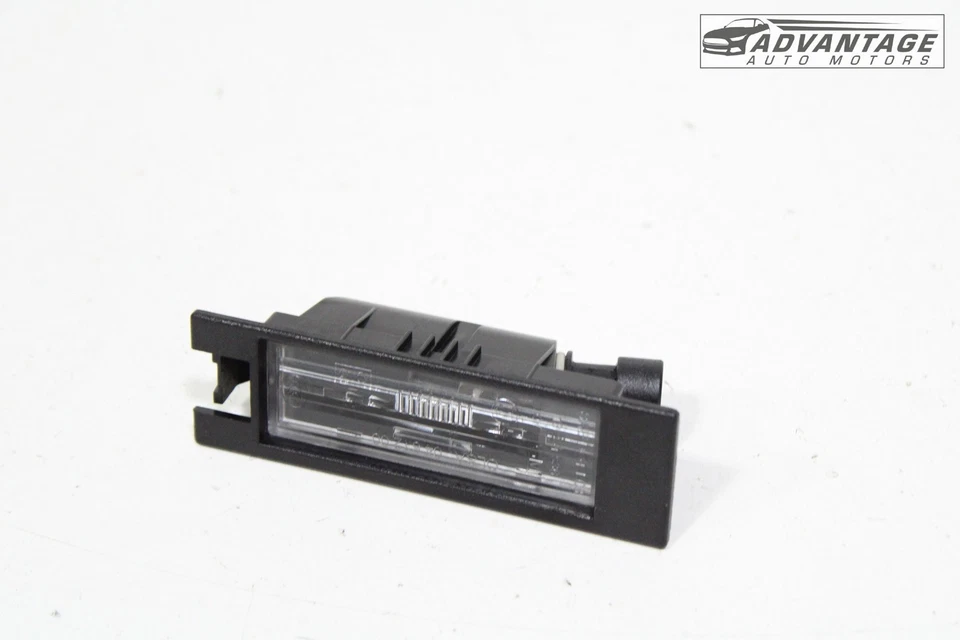 Chevrolet Camaro 2014-2024 trasero derecho o izquierdo matrícula luz lámpara OEM Foto 2 de 4