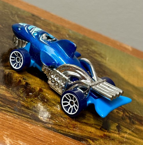 Sharkruiser 1986,2011 Hot Wheels Blue Shark, Made in Thailand. Lot of Two. - Picture 5 of 7