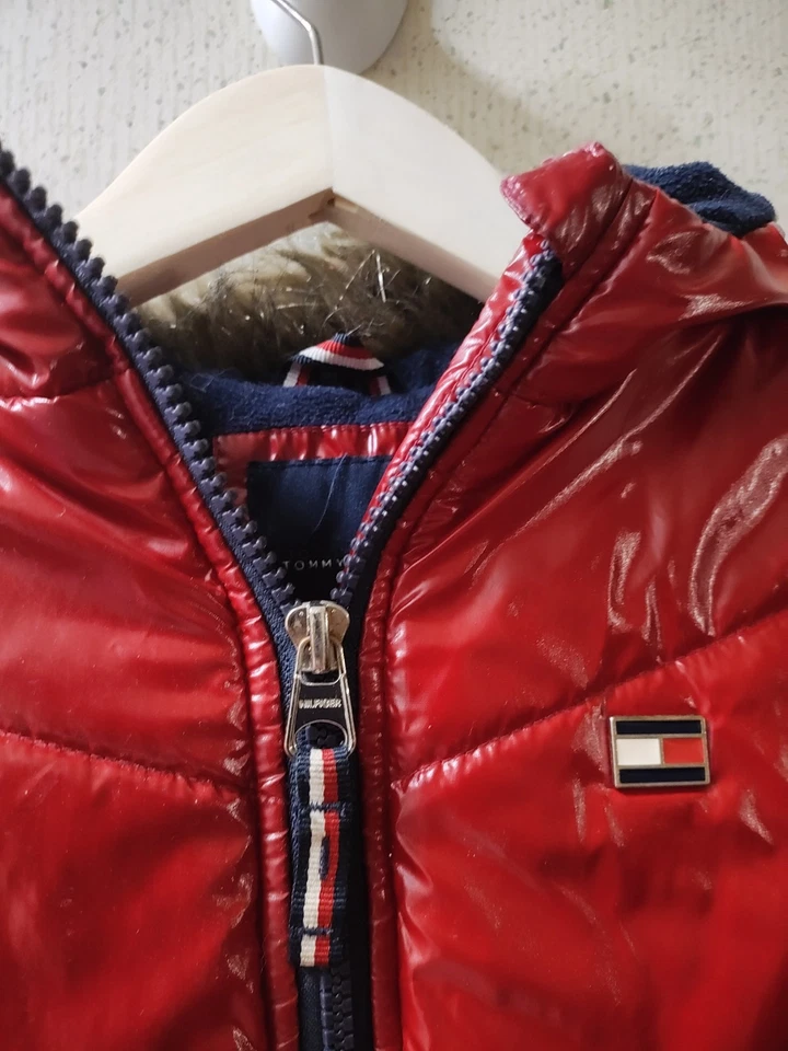 Tommy Hilfiger Chaqueta Puffer Logo Chevron Alto Brillo Niñas Pequeñas 4T Limpia Foto 4 de 4