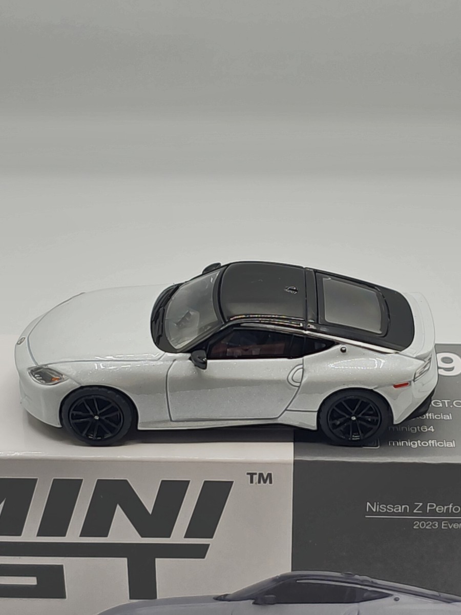 Mini GT Nissan Z 400 Z Performance 2023 LHD Everest White MGT00599