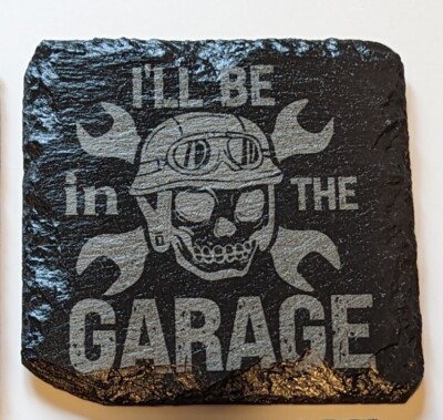 I'll Be In The Garage Lass dein Logo Firmenname auf eine Schieferuntersetzer Geschenk 