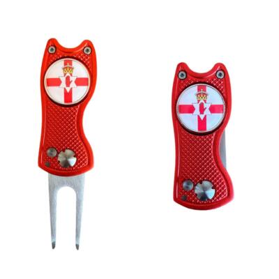Nordirland Switchblade Style Divot Werkzeug mit abnehmbarem Golfball Marker.
