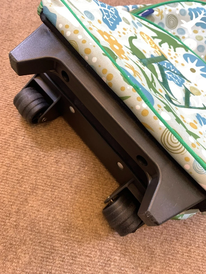 Wildkin 儿童滚动行李箱恐龙绿色行李箱书包随身携带 — 第 3/4 张图片