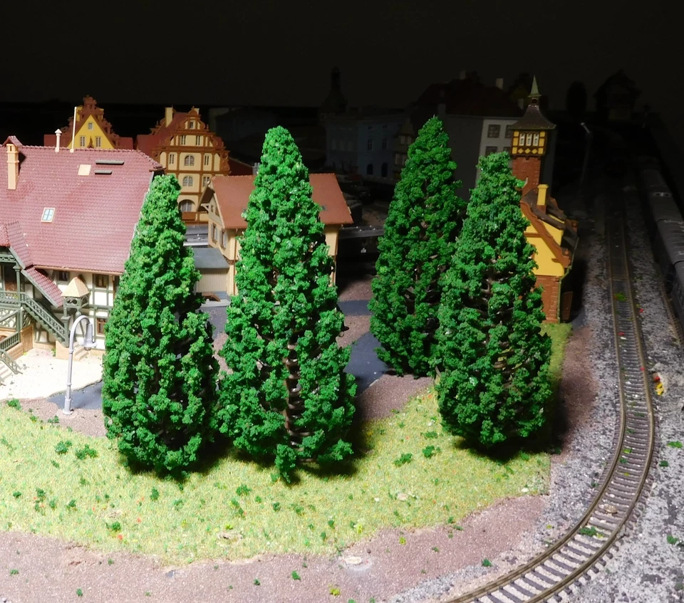 10 dunkelgrüne Tannen, Nadelbäume, je 5 Stück 130 mm und 150 mm hoch - Bild 2 von 4