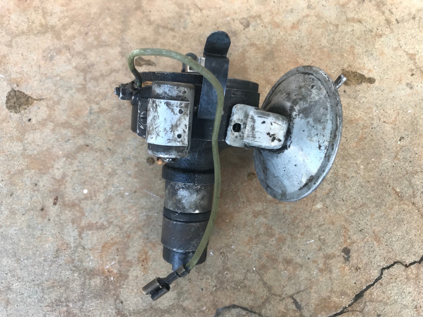 196061 VW BUS DISTRIBUTOR VACUUM ADVANCE 211905271B BUG GHIA