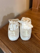 VINTAGE Trimfoot BABY DEER Shoes WHITE Ivory SATIN Button Trim BABY SHOES SIZE 0