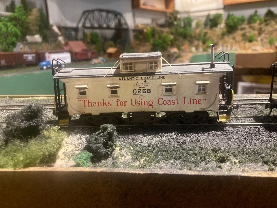 TRIO OF ACL ATLANTIC COAST LINE CABOOSES, ASSEMBLED LAZER KITS - Image 2 of 4