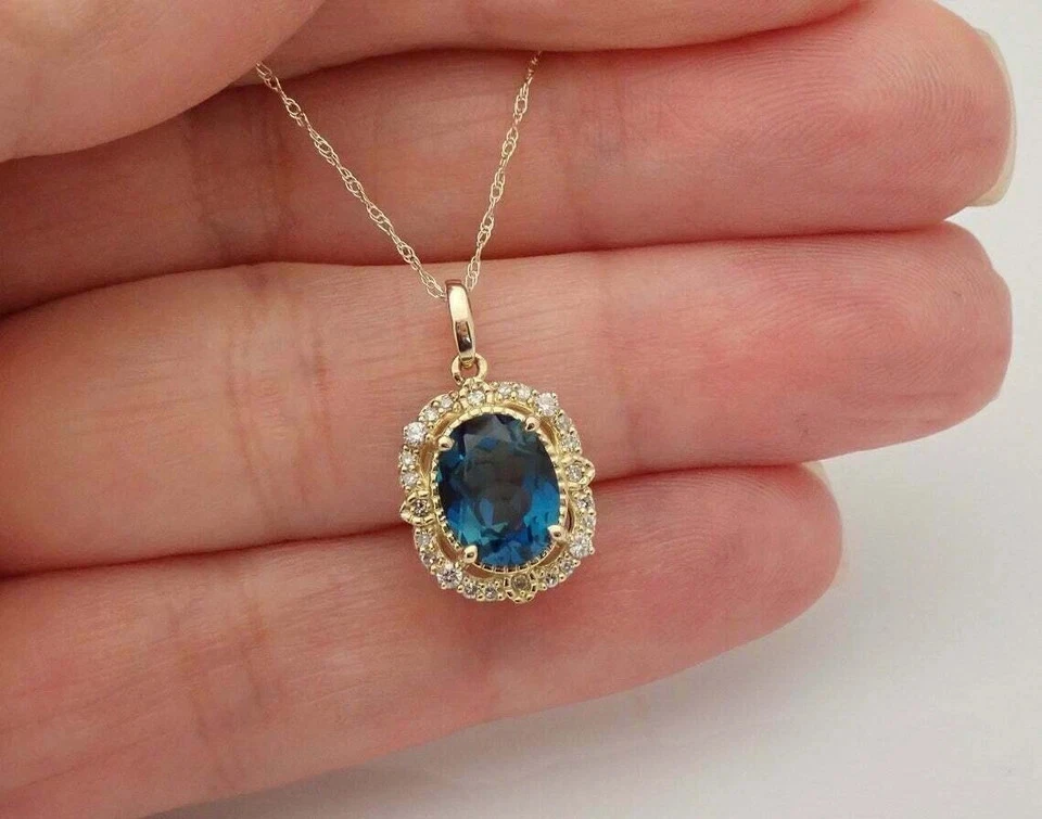 Colgante de halo de topacio azul Londres corte ovalado de 2,26 quilates cadena gratis enchapado en oro amarillo de 14 quilates Foto 2 de 4