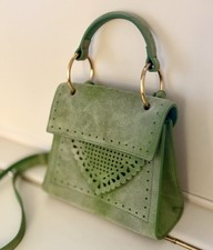 Mini borsa Coccinelle in pelle scamosciata verde. Ferramenta tono oro. Made In Italy