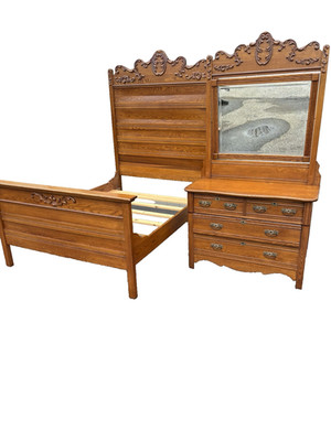 67844   Antique Victorian Oak Full Size Bed With Dresser w/ Mirror Bedroom Set