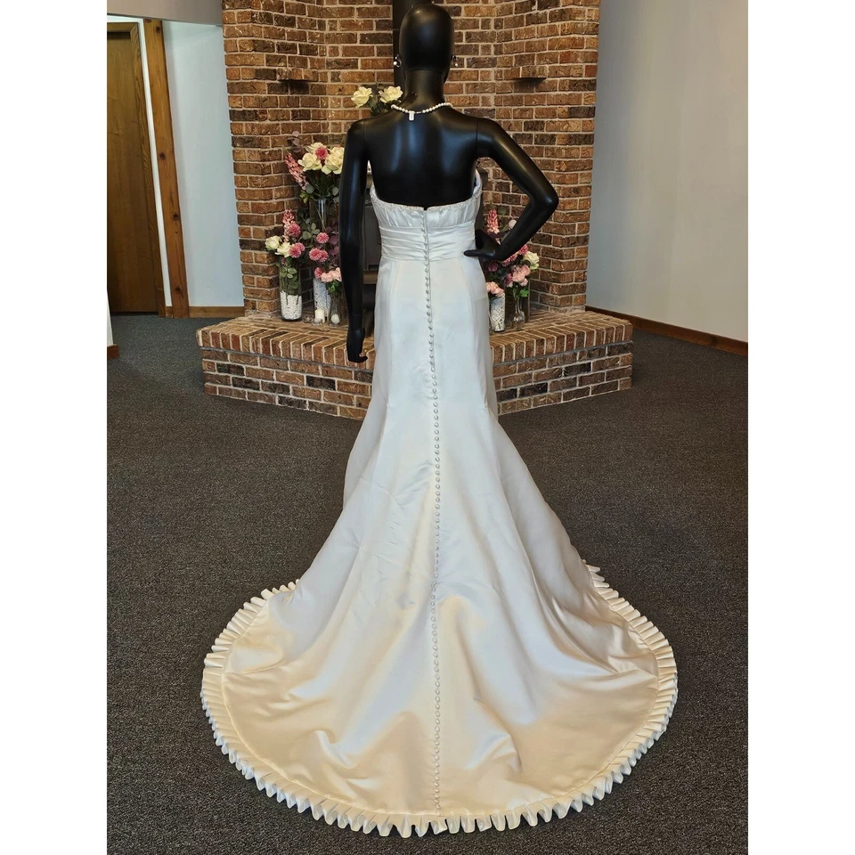 Vestido de novia Jasmine Empire satinado con bordes plisados Foto 3 de 4