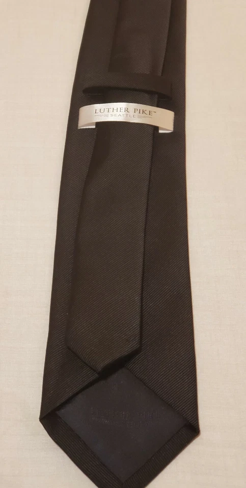Corbata para hombre LUTHER PIKE SEATTLE microfibra negra maciza usada L 60" W 3 3/4 Foto 4 de 4
