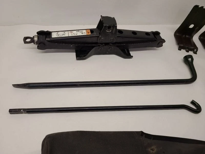 Ford Expedition 2007-2014 gato de neumático de repuesto con herramientas 7L1Z17080B     Foto 2 de 4