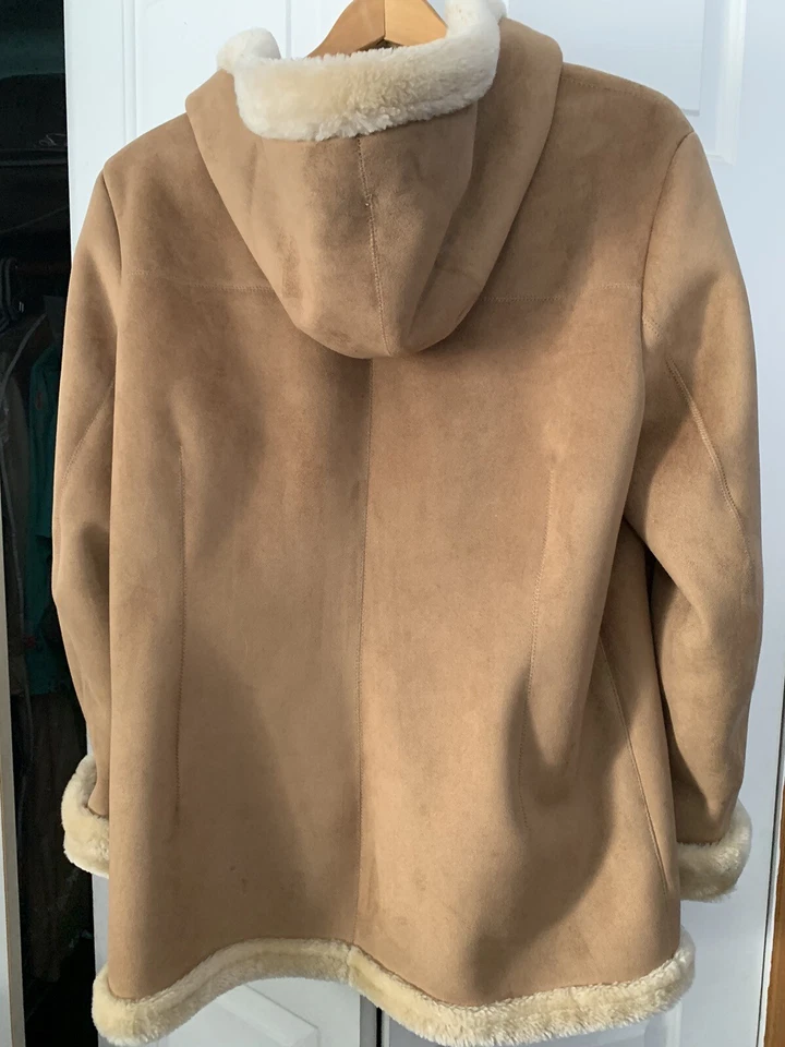 Abrigo de invierno cálido y acogedor con forro de piel y capucha Foto 3 de 4